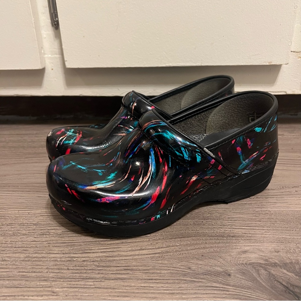 Dansko XP 2.0 colorful Paint Swirl Patent Clogs SZ 38 Non slip nursing shoes